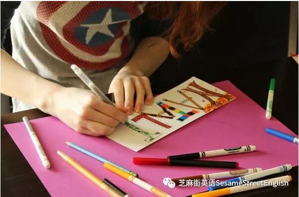小藝術(shù)家們!快來接受“英文名創(chuàng)意繪畫” 挑戰(zhàn)【親子互動小百科】