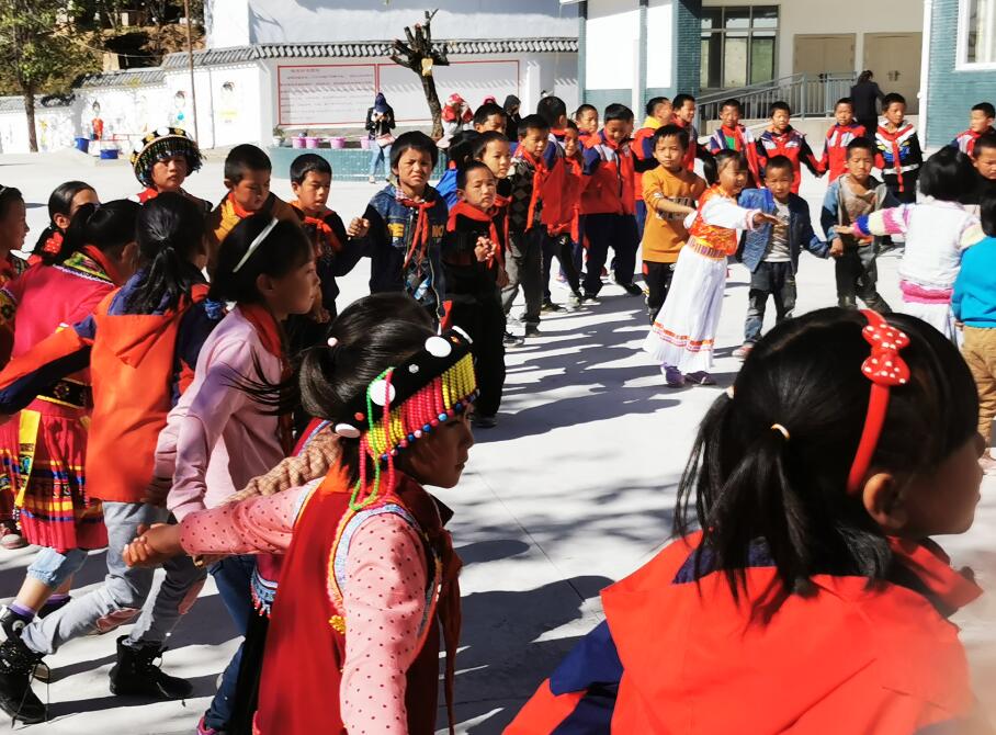 在感恩節(jié)這天，為芝麻街英語(yǔ)希望小學(xué)慶生！
