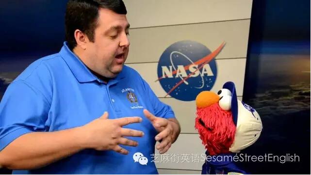 工作人員為Elmo解釋NASA是如何把宇航員送入太空