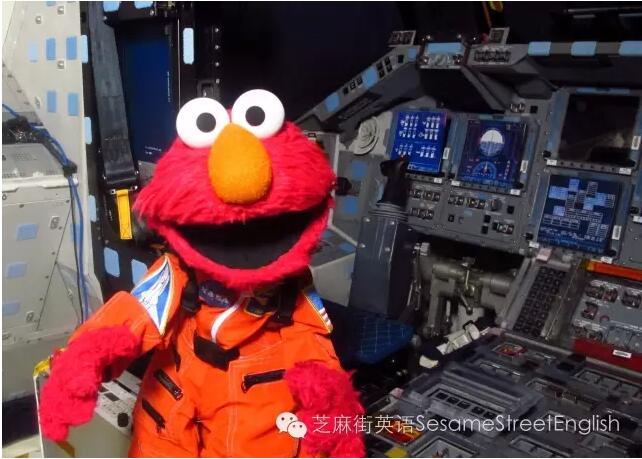 Elmo興奮地參觀機(jī)艙