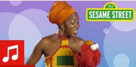 這次艾摩和著名的靈魂歌手印蒂雅·艾瑞(India Arie)合唱了這首英文字母歌
