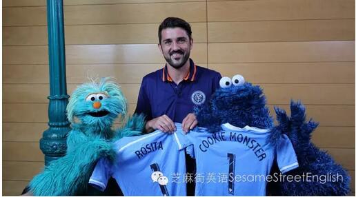 俱樂部明星David Villa向他們送上了印有他們名字的特別版球衣