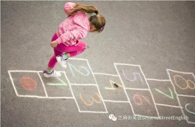 和孩子一起玩跳房子游戲
